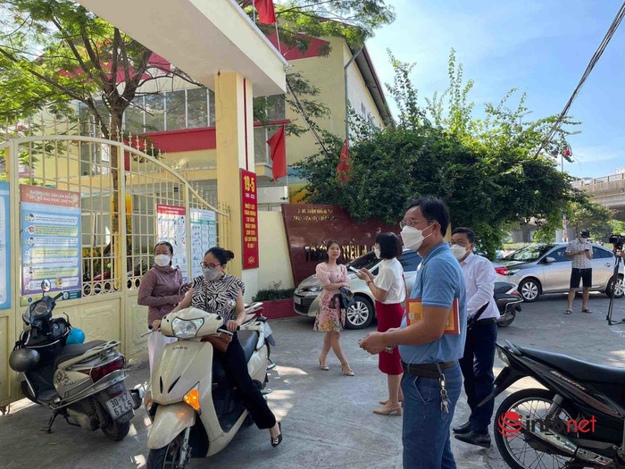 Sáng 27/6 phụ huynh tập trung tại trường Tiểu học Hoàng Liệt mong muốn đối thoại với nhà trường. Ảnh: Infonet