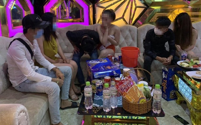 Tiếp viên không mảnh vải che thân nhảy múa với khách tại phòng karaoke Ảnh 2