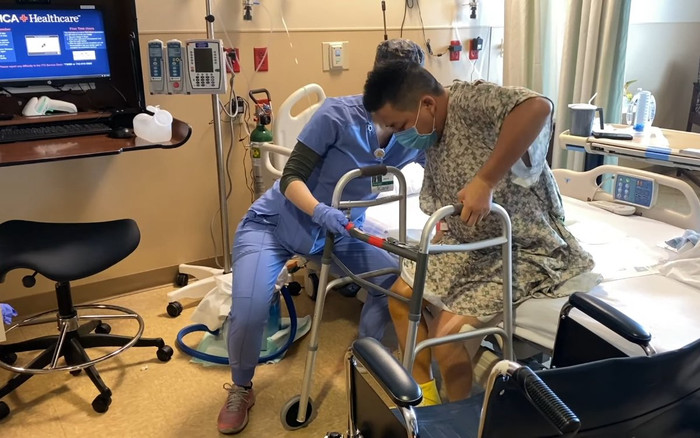 Khoa Pug 'rơi nước mắt' khi không thể tự đứng trên đôi chân mới sau ca đại phẫu 5 tỷ Ảnh 2