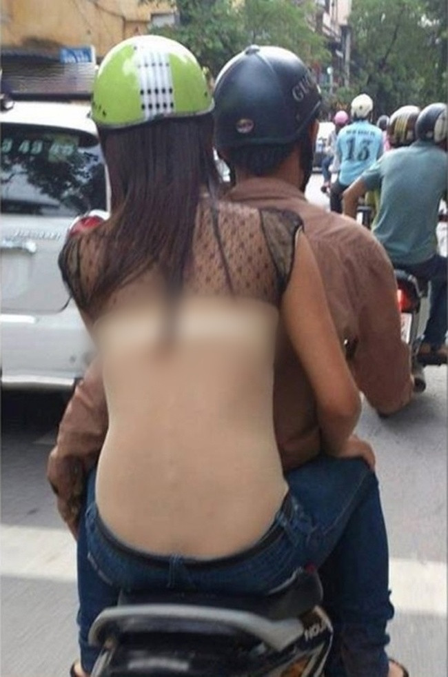 Khá nhiều người đi đường tỏ ra khó hiểu, thắc mắc gu thẩm mỹ của cô gái này liệu có vấn đề gì không? Chiếc áo này vốn dĩ không phù hợp để diện đi đến những nơi công cộng.