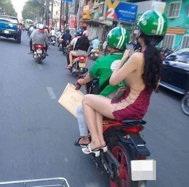 Trang phục quá ngắn, xẻ cao, không nội y lại còn hở trước hở sau của cô gái này ngay lập tức gây chú ý khi cô xuất hiện trên đường