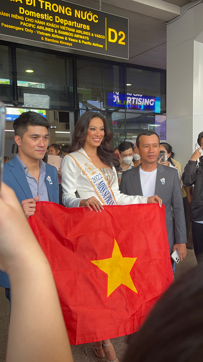 Kim Duyên mang gần chục vali và màn hô tên chấn động ở sân bay trước thềm thi hoa hậu quốc tế Ảnh 7