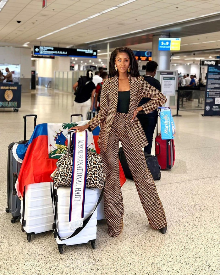 &nbsp;Báo đen Hati chất lừ với bộ vest xuyệt tông với quần ống cạp cao.&nbsp;