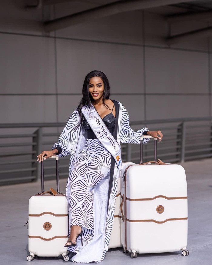 Gà chiến của mùa giải năm nay chính là đại diện đến từ Nam Phi. Cô khoe thần thái ngút ngàn tại sân bay.