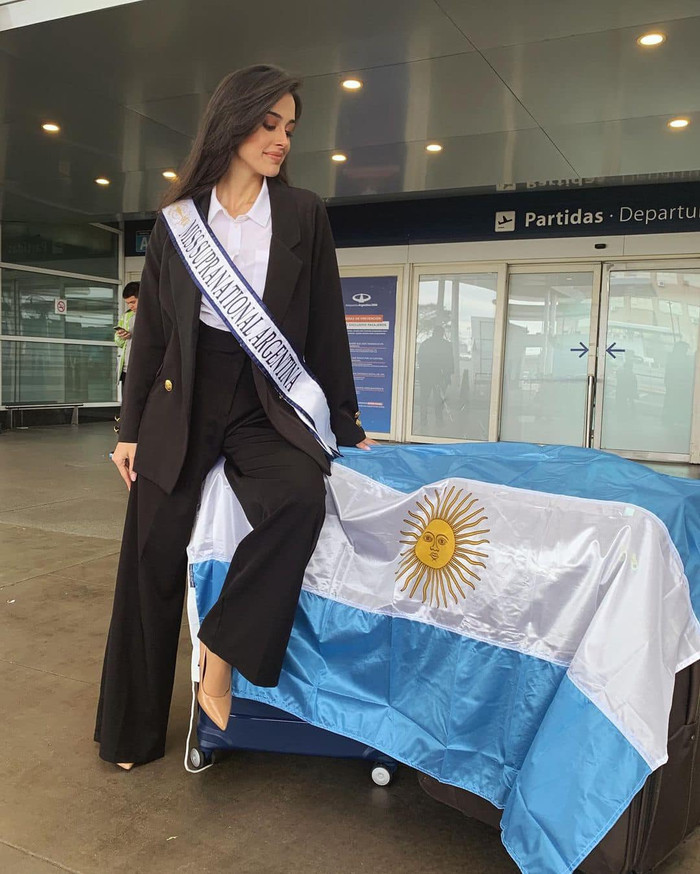 Đại diện Argentina thanh lịch với nguyên bộ vest đen.