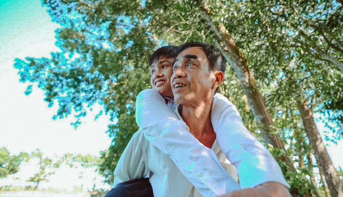 Người cha miền Tây ròng rã 12 năm cõng con đi học: Con đến trường bằng tình thương bao la! Ảnh 3