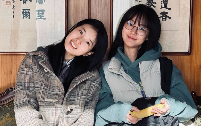 Chán làm cô dâu, Suzy khoe nhan sắc vượt thời gian với tạo hình nữ sinh trong phim mới Ảnh 2