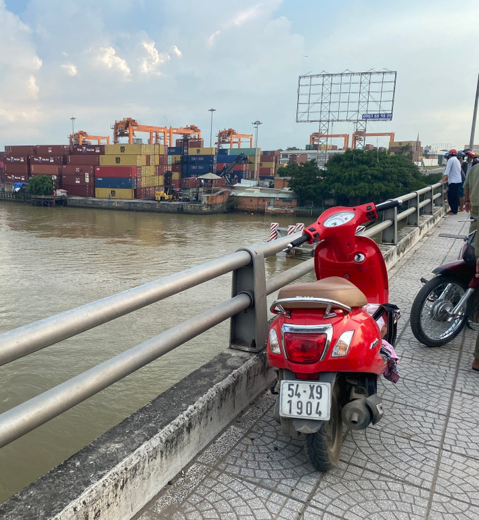 Chiếc xe máy người phụ nữ bỏ lại trên cầu. Ảnh: Lê Lâm/Thanh Niên