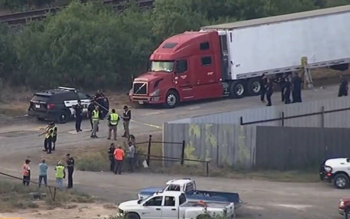 Thảm kịch di cư: Phát hiện 46 người chết trong một xe đầu kéo ở Mỹ Ảnh 2