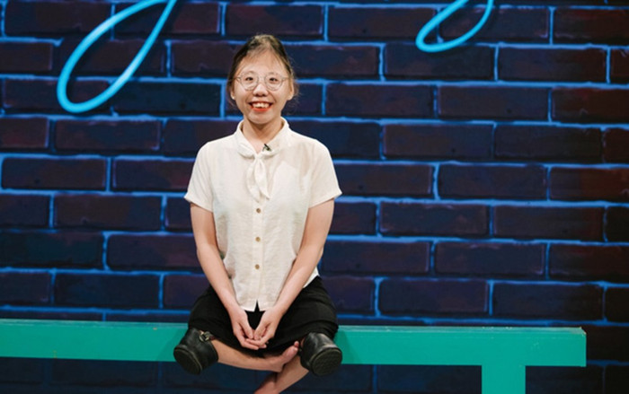 Khâm phục ý chí của nữ sinh khuyết tật bị bỏ rơi từ lúc lọt lòng, 24 năm phải đi bằng đầu gối Ảnh 2