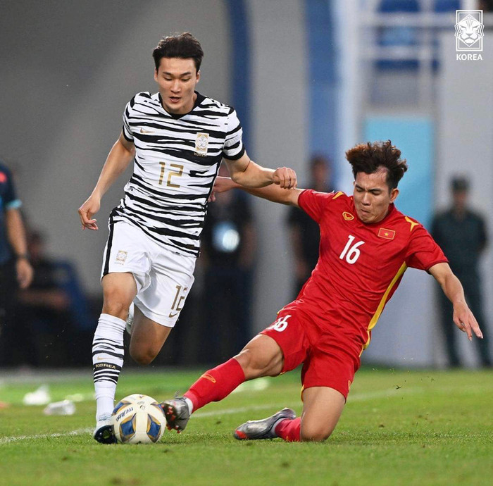 Đình Lâm (số 16) chơi ấn tượng trong màu áo U23 Việt Nam nhưng kinh nghiệm V.League chưa có.