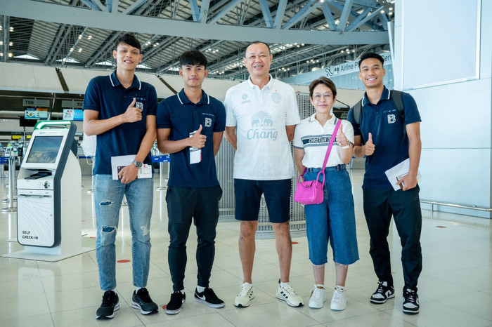 Ba cầu thủ Thái Lan gồm Ratthanakorn Maikami, Suphanat Muaenta và Supachai Jaided được tạo điều kiện tập huấn ở Leicester City của Anh. Ảnh: CLB Buriram