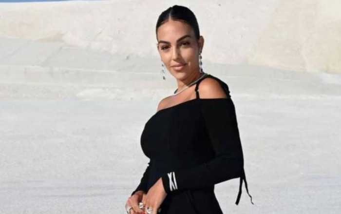 Bạn gái CR7 lộ diện sau 2 tháng con trai qua đời, vóc dáng làm rộ nghi vấn 'dao kéo' Ảnh 2