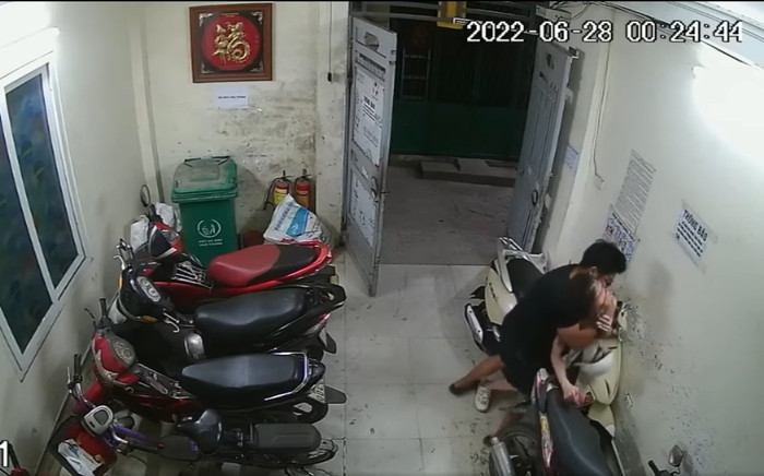 Đi đêm về, cô gái bị gã biến thái xông thẳng vào nhà trọ khống chế sàm sỡ Ảnh 2