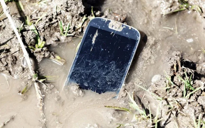 Bị rơi điện thoại xuống sông, 10 tháng sau người đàn ông nhận lại điều 'không tin nổi' Ảnh 2