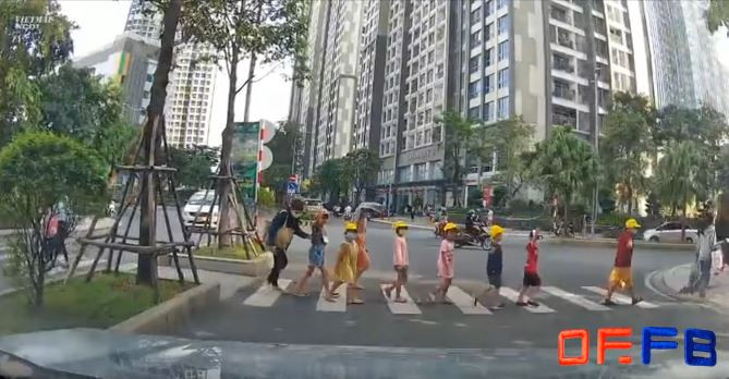 Sau khi thấy học trò đã an toàn để sang đường, cô giáo đi sau cùng cũng cúi đầu cảm ơn tài xế. Ảnh cắt từ clip