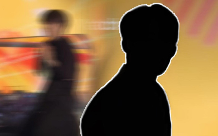 Nam ca sĩ quỳ gối trên sân khấu để xin lỗi khán giả Ảnh 2