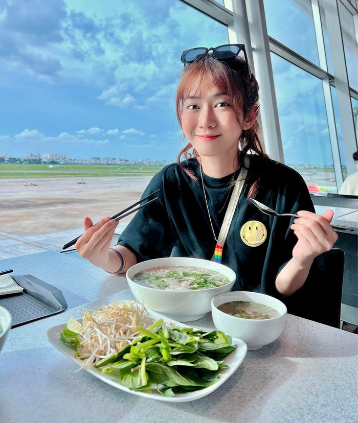 Người đẹp sinh năm 1995 có mặt tại sân bay để lên đường sang Thái Lan vào sáng ngày 30/6.