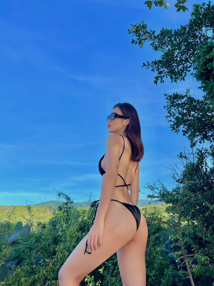 Nhưng phần võng lưng đầy hút mắt đã chiếm trọn sự chú ý của người hâm mộ