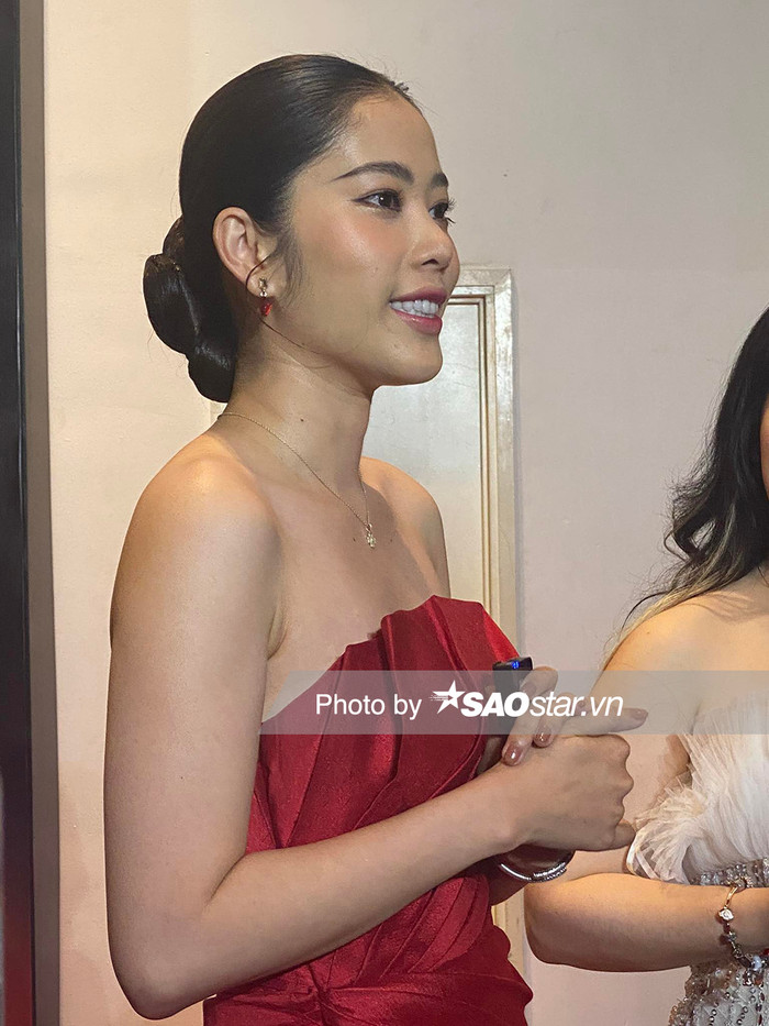 Nam Em rạng rỡ xuất hiện tại một sự kiện tối 29/6.