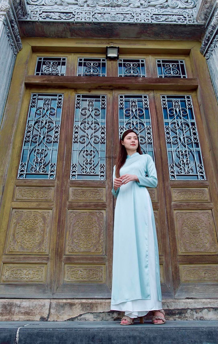 Nữ diễn viên diện chiếc áo dài màu xanh ngọc, ôm body phô ra đường cong cơ thể chuẩn không cần chỉnh. 