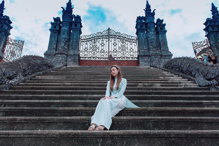 Sau khi bị chỉ trích 'nhà giáo mặc hở', Midu xả kho loạt ảnh 'kín cổng cao tường' diện áo dài thướt tha Ảnh 4