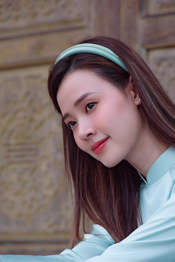  Midu kết hợp chiếc bờm cùng tone để tạo điểm nhấn. 