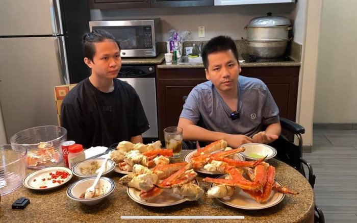 Khoa Pug chi 500 đô la mua cua hoàng đế ăn mừng khi cao lên được 1cm Ảnh 2