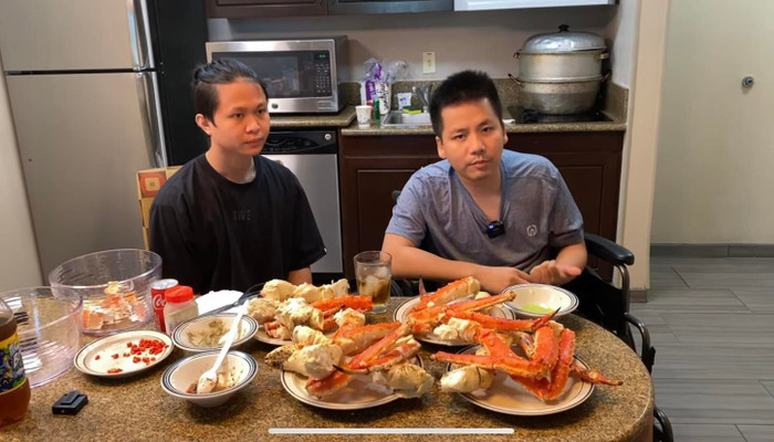 Khoa Pug mua cua hoàng đế ăn mừng.