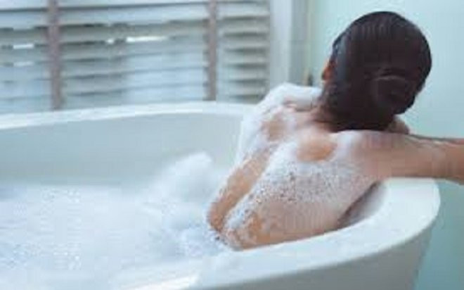 Thấy vợ suốt ngày tắm táp, chồng âm thầm theo dõi không ngờ phát hiện chuyện động trời Ảnh 2