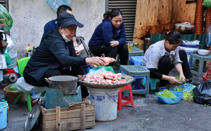 'U Tươi', thời 'hoàng kim' bên mẹt ghẹ vỉa hè nơi góc chợ Đồng Xuân và lời đồn bán ghẹ mua nhà Hồ Tây Ảnh 2