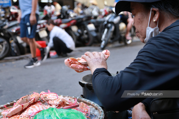 Bán ghẹ mấy chục năm, người ta cũng đồn bà bán mẹt ghẹ vỉa hè mua được nhà ở Hồ Tây. Tuy nhiên, bà Tươi bảo đó là nhà của con và bà chỉ góp chút tiền với con.