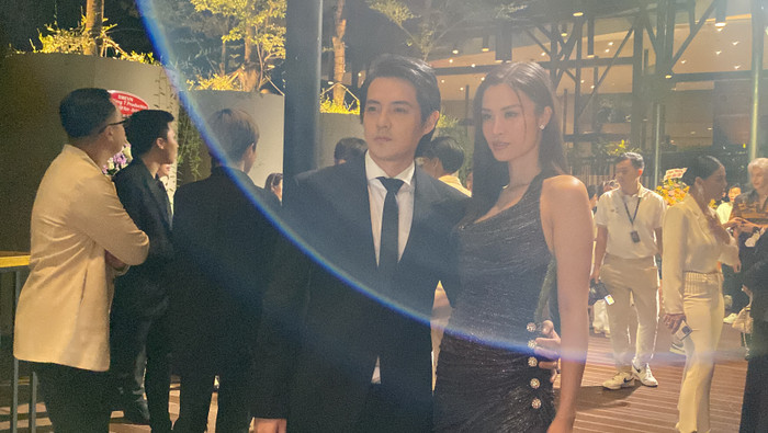 Cả hai tay trong tay tình tứ xuất hiện tại sự kiện khiến dân tình trầm trồ ngưỡng mộ.