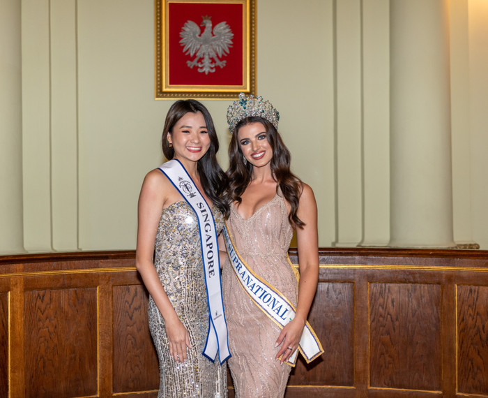 Người đẹp Singapore với lớp nền loang lỗ, nhan sắc của cô bị dìm tơi tả trước ánh đèn 'flash'.