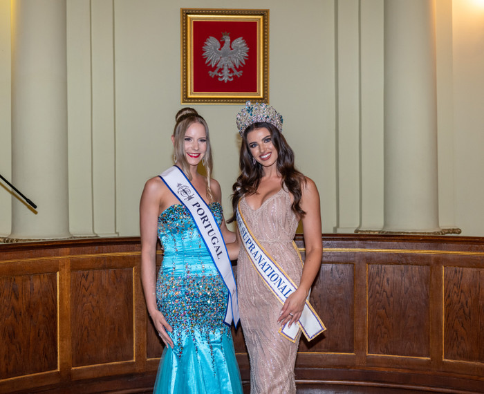 Đại diện từ Bồ Đào Nha có vẻ là người thê thảm nhất với gương mặt trắng toát như 'tờ', kèm theo đó là đôi môi đỏ tươi chiếm spotlight. Toàn bộ khuôn mặt bị mất hết chiều sâu vì chuyên viên 'hoạ mặt'.