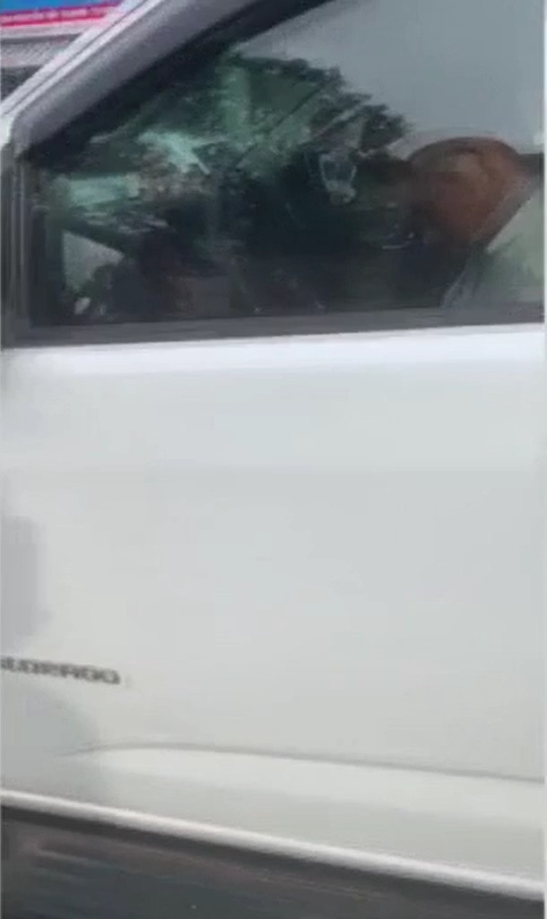 Nam tài xế ngủ quên khi đang dừng chờ đèn đỏ