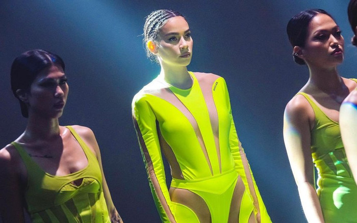 Hà Hồ quay MV cho ca khúc hát tại chung kết Miss Universe, lên đồ cắt xẻ không thể 'hiểm hóc' hơn Ảnh 2