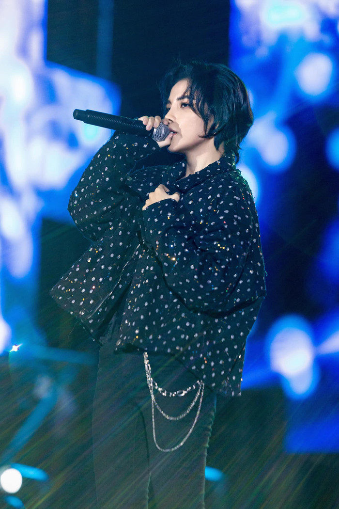 Vũ Cát Tường bất ngờ bị gái lạ ôm ấp trên sân khấu, fan đòi 'tới công chuyện'? Ảnh 5