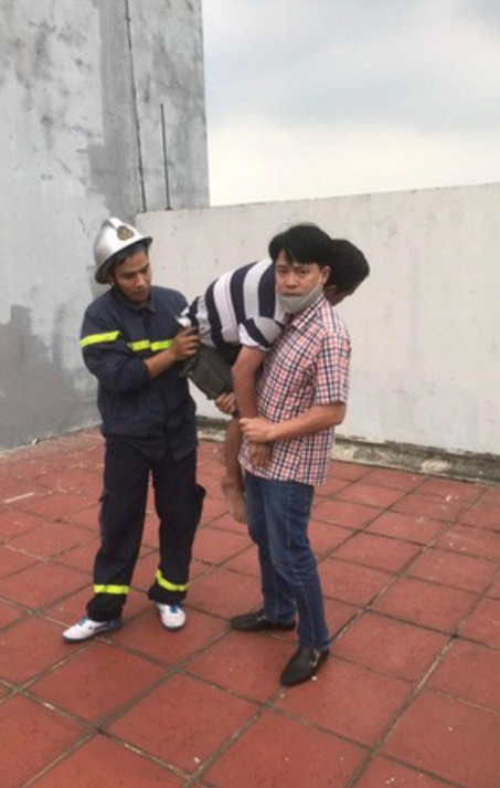 Cảnh sát giải cứu thành công người đàn ông có ý định tự tử. (Ảnh: HNM)