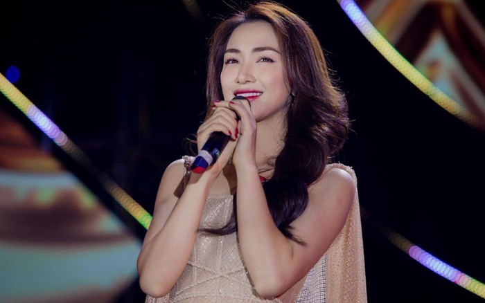 Hòa Minzy biểu diễn bung cả móng tay, còn bắt khán giả góp tiền trả lại mình: Chuyện gì vậy? Ảnh 2