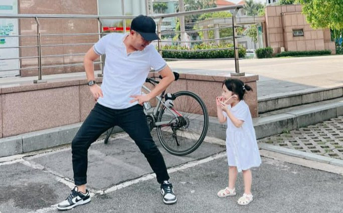 Trường Giang nhảy nhót cùng con gái trong ngày bế giảng, đúng chuẩn ông bố tình cảm Ảnh 2