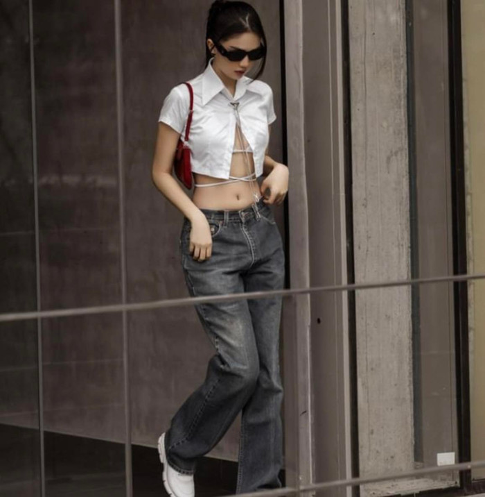 Mỗi lần xuất hiện trước công chúng, vòng eo 56 lại để visual 'đỉnh của chóp'.