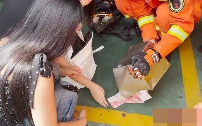 Cô gái cầu cứu nhờ phá két tiền, khi mở ra lính cứu hỏa liền 'choáng váng' Ảnh 2