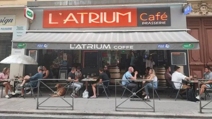 Vết máu lạ xuất hiện trong quán bar, người dân đập tường phát hiện sự thật kinh hoàng Ảnh 1