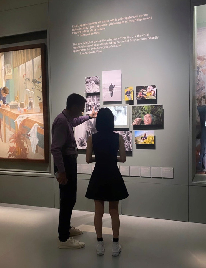 Hye Kyo tham quan triễn lãm của thương hiệu mình làm đại diện.