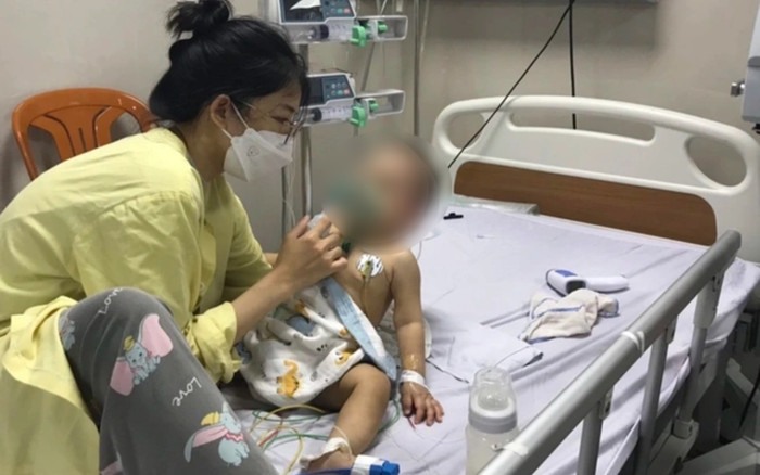 Bé trai 8 tháng tuổi suýt chết ngạt vì xô nước trong nhà tắm Ảnh 2