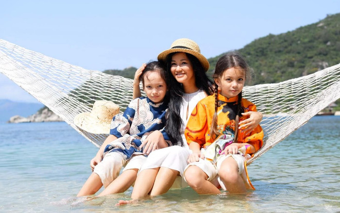 Ở tuổi lên 10, cặp song sinh nhà diva Hồng Nhung bắt đầu biết 'thách thức' mẹ bằng ba thứ tiếng Ảnh 2