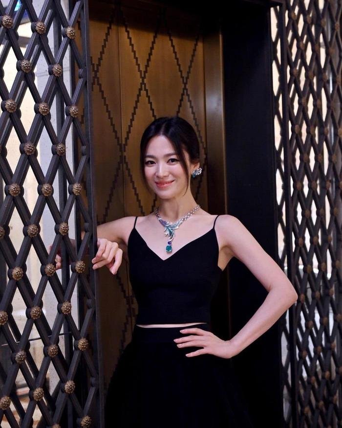 2 sắc thái bất bại của thiên thần Song Hye Kyo tại sự kiện: Lạnh lùng - ngọt ngào chị 'cân' tất! Ảnh 4