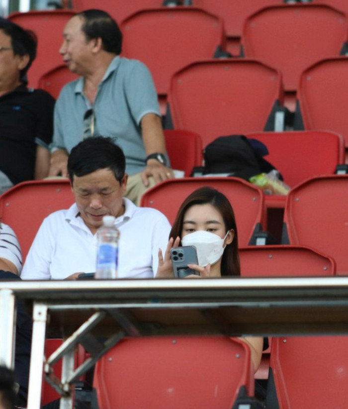 Hoa hậu Đỗ Mỹ Linh xuất hiện trên sân Hoà Xuân xem trận Đà Nẵng gặp Hà Nội FC vào chiều nay. Ảnh: TK