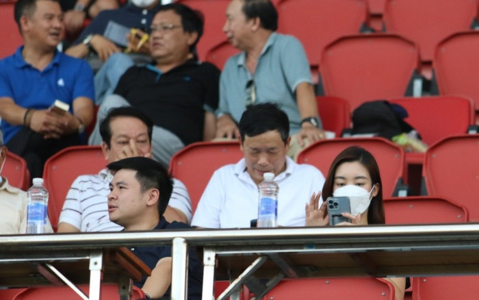 HOT: Hoa hậu Đỗ Mỹ Linh công khai hẹn hò với con trai bầu Hiển? Ảnh 2